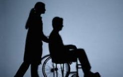 osoba na wózku inwalidzkim z opiekunem