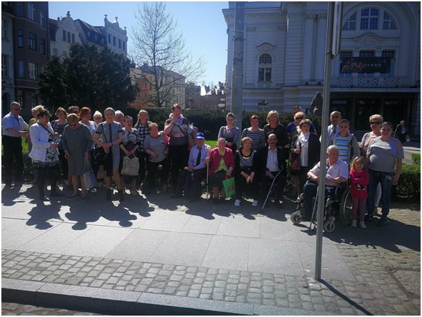 grupowe zdjęcie uczestników projektu na wycieczce w Toruniu przed Teatrem